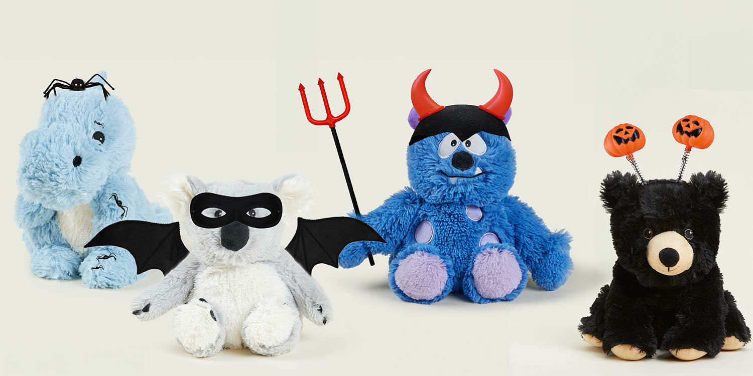 Bouillottes peluches Soframar, déguisées avec des accessoires d'halloween