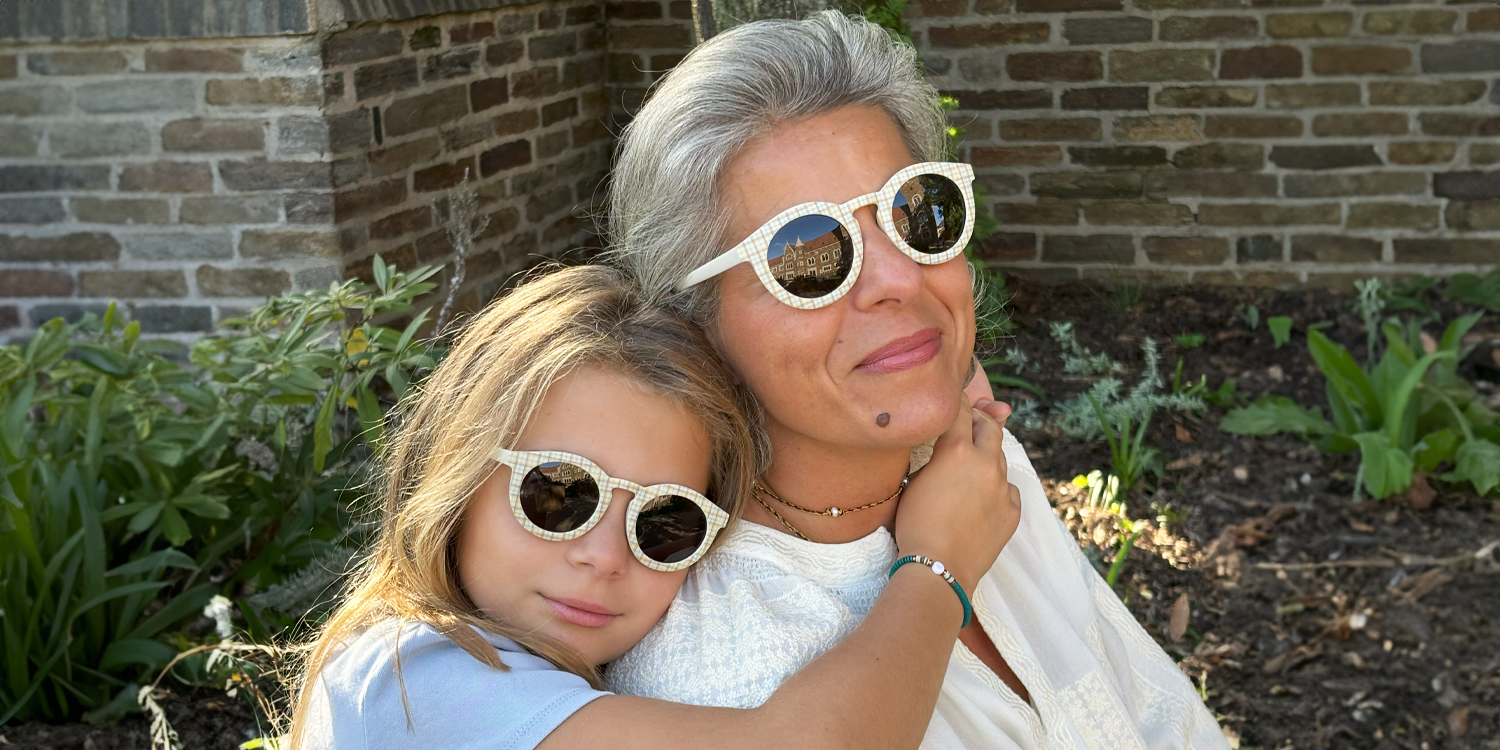 Une maman et sa fille se faisant un calin, prUne maman et sa fille se faisant un câlin, profitant du soleil avec des lunettes de soleil de la marque Hop'Pop